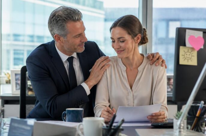 découvrez les signes qui révèlent qu'un patron est amoureux et les comportements qui trahissent ses sentiments au travail.