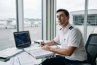 Étudiant pilote de ligne étudiant les coûts de formation dans une école d'aviation moderne